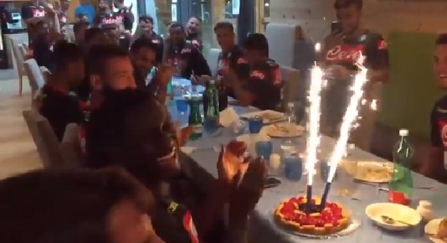 Compleanno Diawara, arrivano la torta e gli auguri della SSC Napoli [VIDEO]