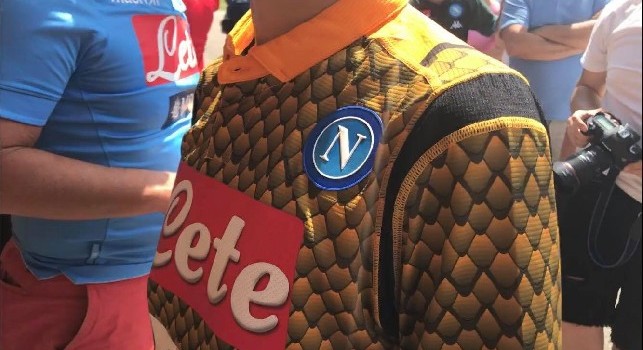 Primo acquisto della nuova maglia dei portieri, è assalto allo store della SSC Napoli a Dimaro [VIDEO]