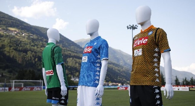 Le nuove maglie della SSC Napoli, stagione 2018/19, sul campo di Dimaro-Folgarida