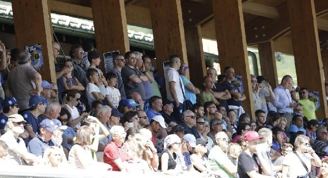 Cavani, Cavani!: la suggestione arriva in tribuna a Dimaro, coro in favore del Matador