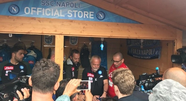 Store SSC Napoli a Dimaro, tifosi contrariati: i giocatori possono firmare autografi solo sulla maglia 2018-2019 [FOTO]