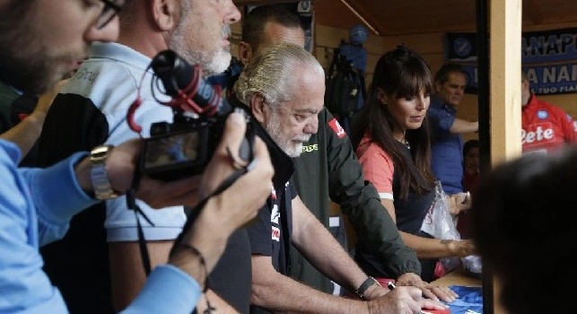 De Laurentiis firma autografi ai tifosi nell'SSC Napoli store di Dimaro - Folgarida