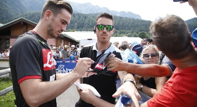 Fabian Ruiz firma autografi dopo l'allenamento