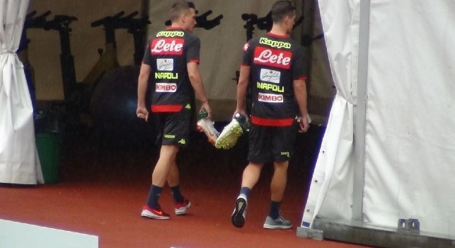 Dimaro, Ancelotti in campo: l'allenatore raggiunge Milik e Zielinski nel tendone-palestra