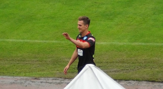 Dimaro, Milik torna in campo: Arek sorride ai tanti tifosi in tribuna [FOTO CN24]