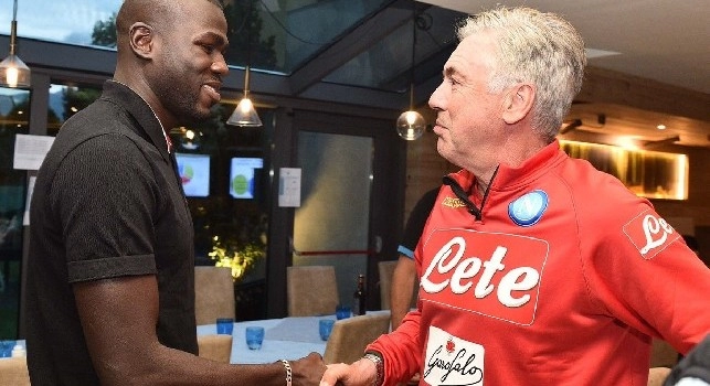 Koulibaly arriva a Dimaro: primo incontro con Ancelotti! Tanti abbracci con i compagni e De Laurentiis [FOTOGALLERY]