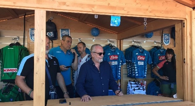Dimaro, De Laurentiis di nuovo allo store: niente firme su materiale Macron, scatterebbero penali salate [FOTO & VIDEO CN24]