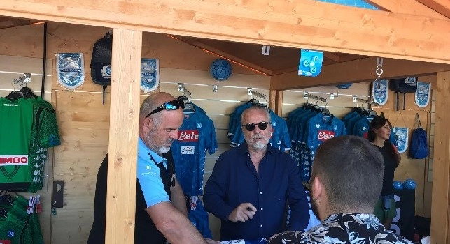Botta e risposta De Laurentiis-tifoso: Stadio? Lei non ha capito come cambia il mondo, lo stadio va riempito tutti i giorni, poi il siparietto: Maglia 'pezzottata'! [VIDEO CN24]