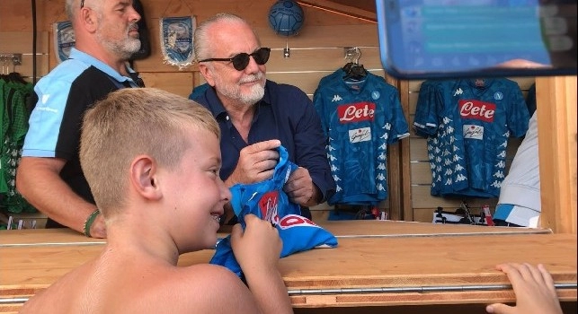 De Laurentiis, presidente della SSC Napoli, regala la maglia ad un bambino per il compleanno