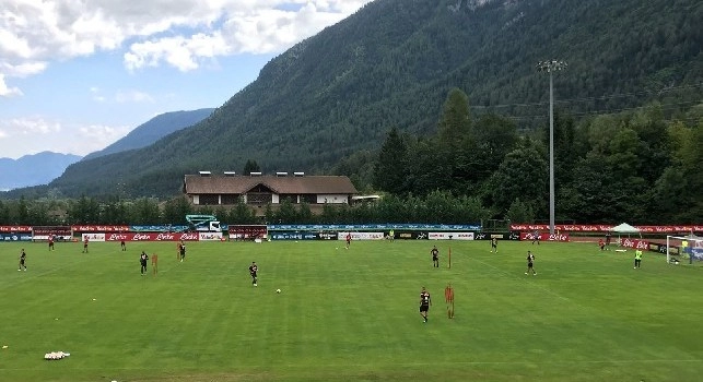 Dimaro, giorno 14: pochi azzurri in campo. Hamsik e Chiriches da applausi, Ancelotti osserva con attenzione