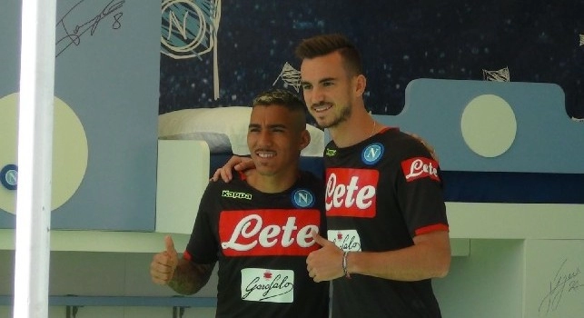 Allan e Fabian Ruiz da Prezioso Casa: i centrocampisti del Napoli si sfidano al...biliardino [FOTO & VIDEO CN24]