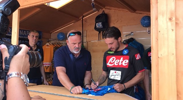 Simone Verdi firma autografi a Dimaro-Folgarida nell'SSC Napoli Store