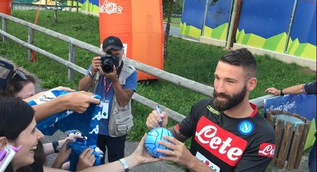 Tone', fatti fare una foto, e Lorenzo si mette in posa: molto disponibile il difensore durante la sessione d'autografi! [VIDEO CN24]