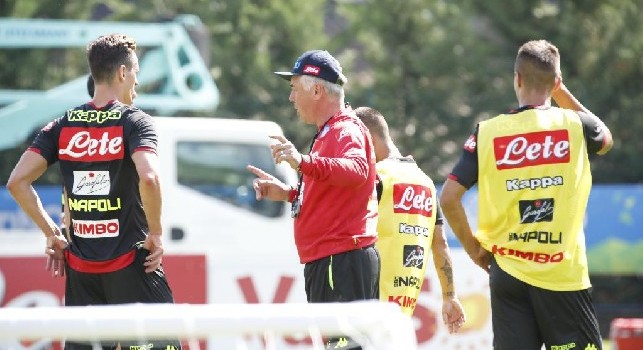 Ancelotti dà indicazioni ai suoi calciatori durante l'allenamento