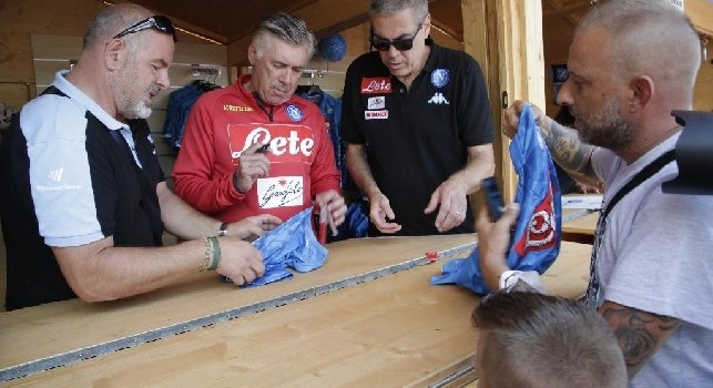 Siamo qui da stamattina!: Ancelotti risponde al tifoso in fila agli autografi: E io da 15 giorni [VIDEO]