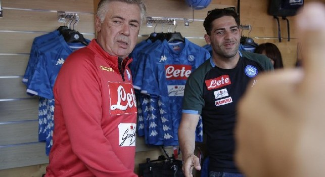 Ancelotti firma maglie nello store del Napoli