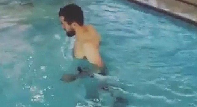 Younes prosegue il suo recupero: tra palestra e piscina è sempre a lavoro