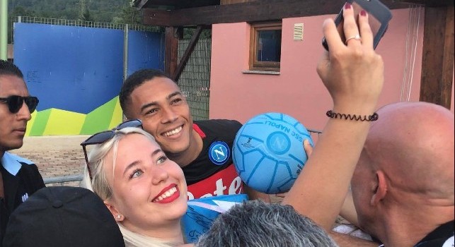 Prima sessione d'autografi per Vinicius Morais, arriva l'in bocca al lupo di molti tifosi! Molti selfie per lui [VIDEO CN24]