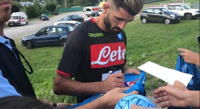 Molto serio Hysaj durante la sessione di autografi, richiesta per lui da una tifosa: Un sorriso! [VIDEO CN24]