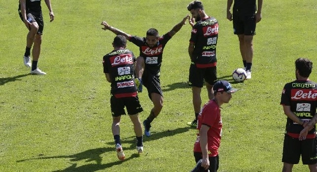 Lorenzo Insigne e Mario Rui scherzano in allenamento
