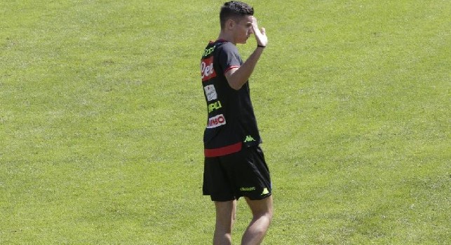 Alex Meret sul campo di Carciato in Dimaro-Folgarida con la maglia del Napoli dopo l'infortunio senza il gesso