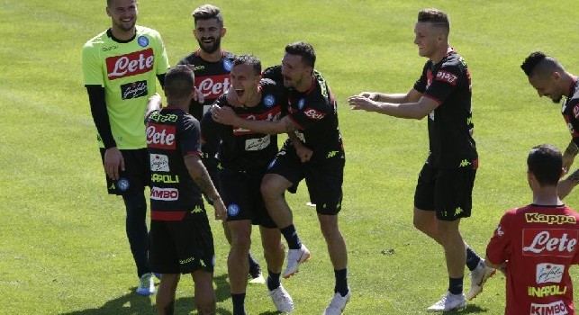 I calciatori del Napoli ridono durante l'allenamento