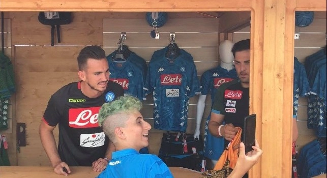 Fabian Ruiz firma autografi dopo l'allenamento