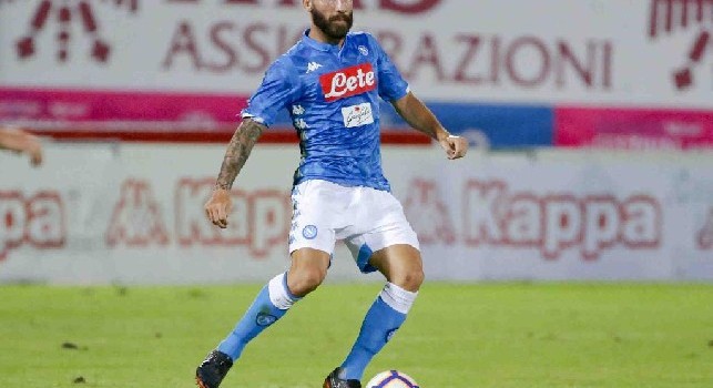 Lorenzo Tonelli in azione a Dimaro con la maglia del Napoli