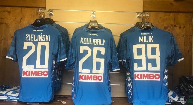 Spuntano le nuove maglie modificate con numeri e cognomi dei calciatori, quattro sono già in vendita [FOTO CN24]