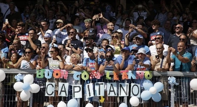 Ovazione per il compleanno di Hamsik, poi parte il coro C'&egrave; solo un capitano! Anche Insigne partecipa