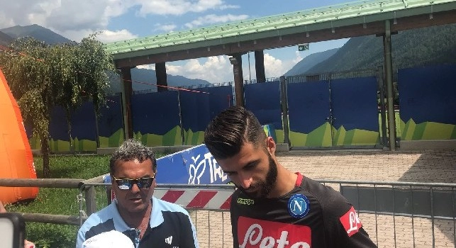 Luperto protagonista della sessione di autografi, il difensore molto disponibile anche per dei selfie! [VIDEO CN24]