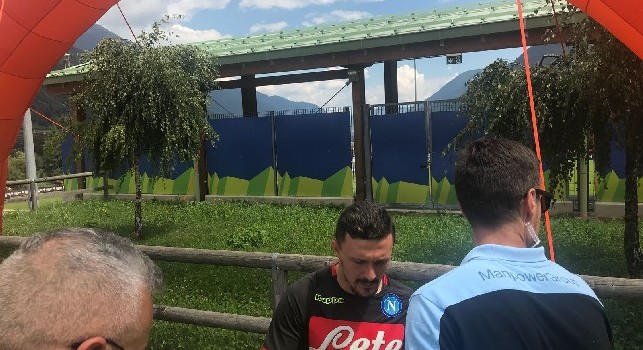 Mario Rui firma autografi all'esterno del Comunale di Carciato, ressa notevole per il portoghese [VIDEO CN24]