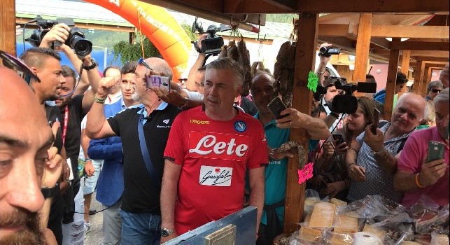 Carlo Ancelotti a Dimaro-Folgarida tra i tifosi in visita al Mercato Contadino