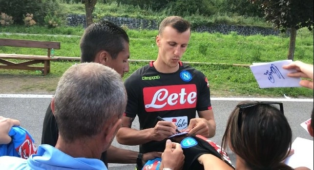 Chiriches firma autografi dopo la sessione di allenamento
