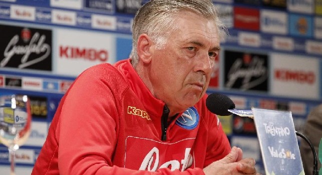 Carlo Ancelotti, allenatore del Napoli, in conferenza stampa a Dimaro - Folgarida