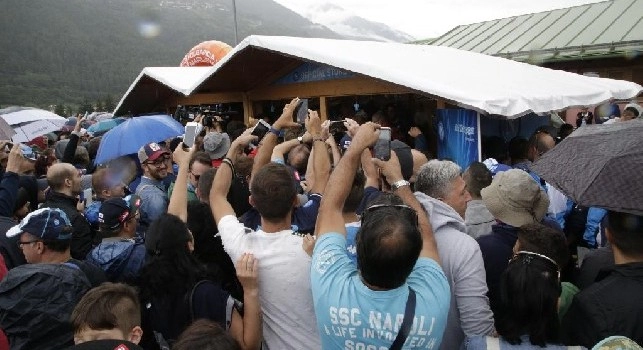 Insigne lascia lo store mentre firma le magliette, tanti tifosi restano senza autografo