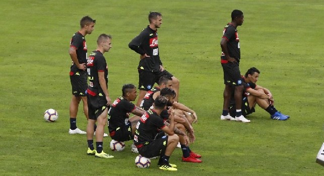 Il Napoli riprende gli allenamenti dopo la sconfitta col Liverpool: A lavoro, concentrati [FOTO]