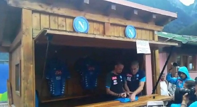 Marek, un capitano, c'&egrave; solo un capitano!. Ovazione per Hamsik, firma autografi allo Store del Napoli! [VIDEO CN24]