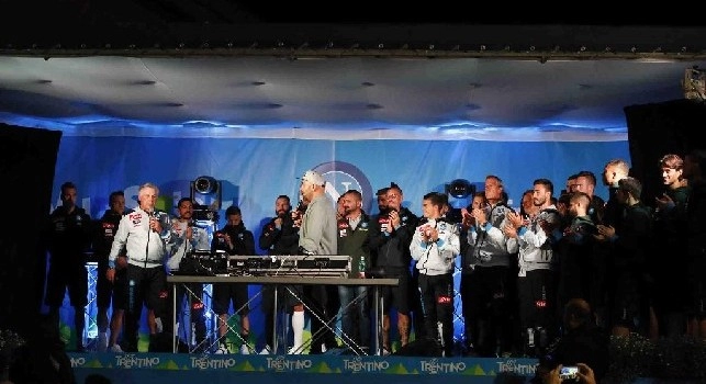 Insigne spinge Allan a ballare sul palco, il mediano si muove sulle note di un pezzo brasiliano [VIDEO]