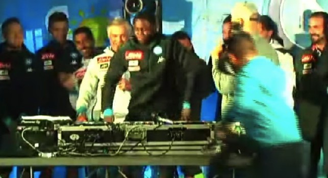 Diawara balla Billie Jean di Michael Jackson in piazza, che risate! [VIDEO CN24]