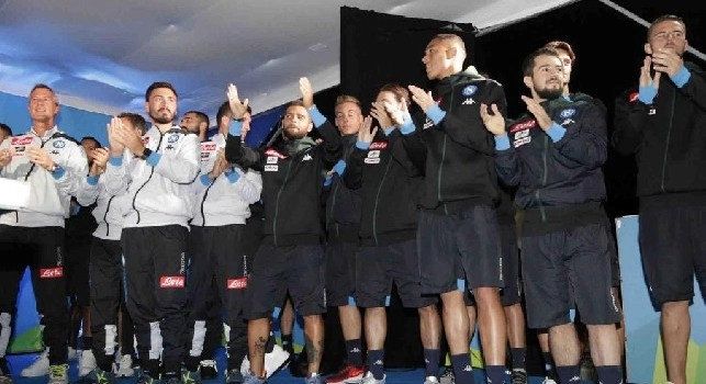 Sar&ograve; con te, delirio in piazza a Dimaro: Ancelotti, gli azzurri e i tifosi scatenati! [VIDEO CN24]