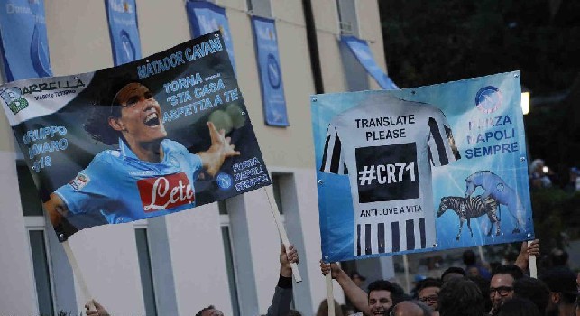 CorSport - L'ombra del Matador Cavani durante la presentazione del Napoli, il sogno dei tifosi resiste