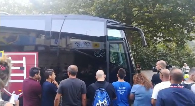 Il pullman del Chievo arriva a Trento, i tifosi salutano Sorrentino: Vieni a Napoli! [VIDEO CN24]