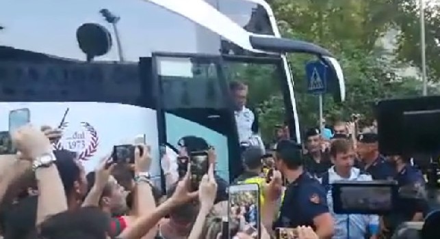 Verso Napoli-Chievo, il pullman degli azzurri arrivato a Trento: ovazione per Ancelotti, tanto entusiasmo tra i tifosi [VIDEO CN24]