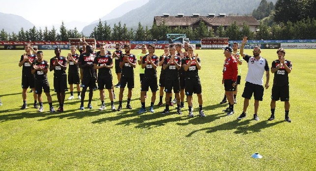 I calciatori della SSC Napoli salutano i tifosi, termina il ritiro di Dimaro - Folgarida