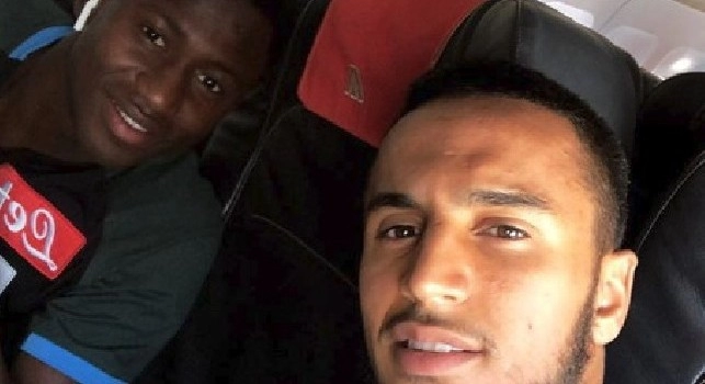 Ounas prende in giro Diawara per il look: Arrivati a Napoli [FOTO]