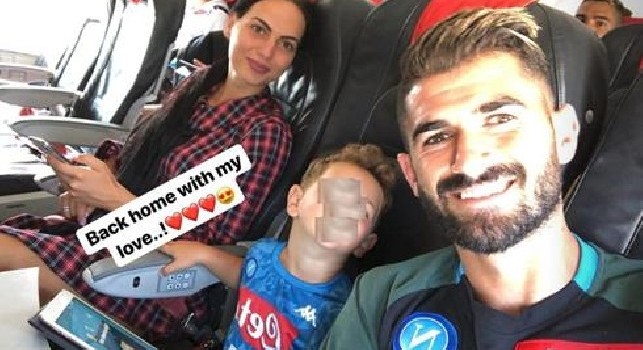 Hysaj con la famiglia in aereo: Tornando a casa con i miei amori [FOTO]