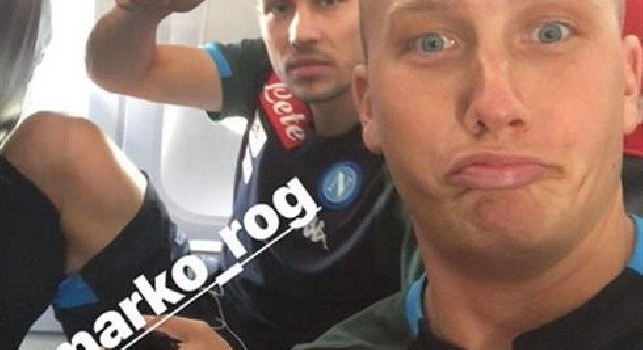 L'infortunato Zielinski scherza con Rog in aereo [FOTO]