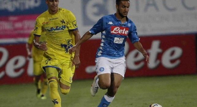 Adam Ounas in azione contro il Chievo Verona