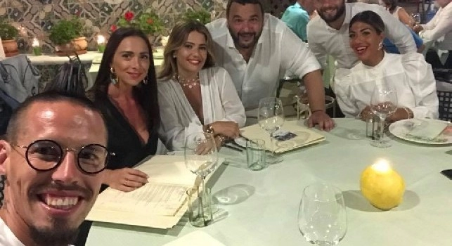 Hamsik e Insigne insieme a Capri, i due calciatori si godono con le famiglie i giorni di vacanza [FOTO]